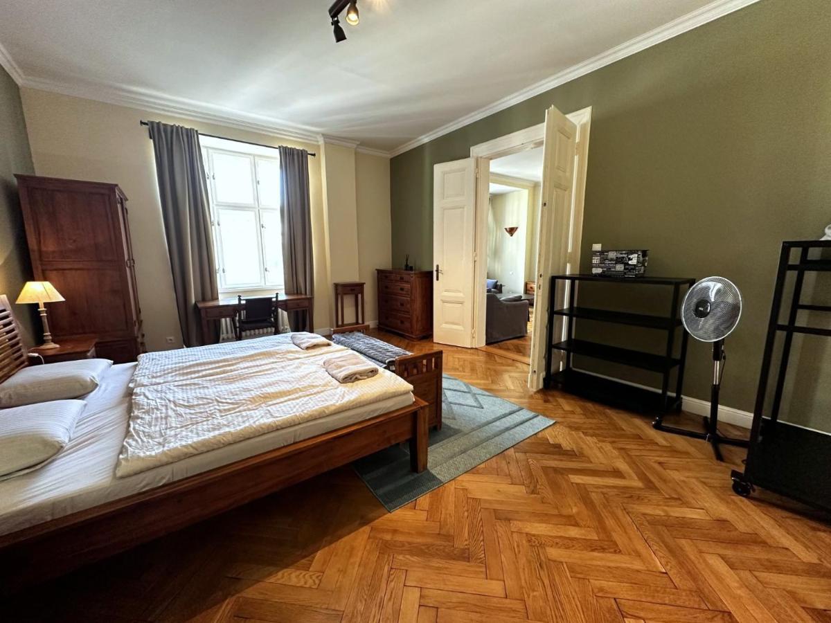 Gorkeho Apartment In City Centre Pressburg Exterior foto
